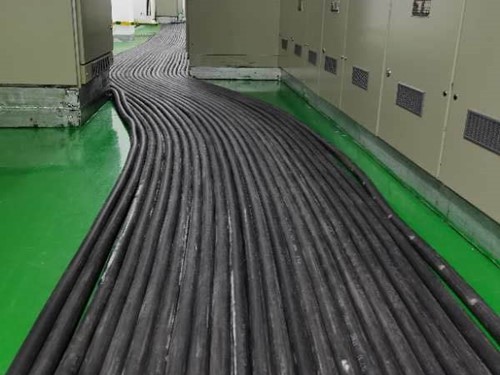 惠农如何根据理论计算公式计算温度对特定电压测量结果的影响？